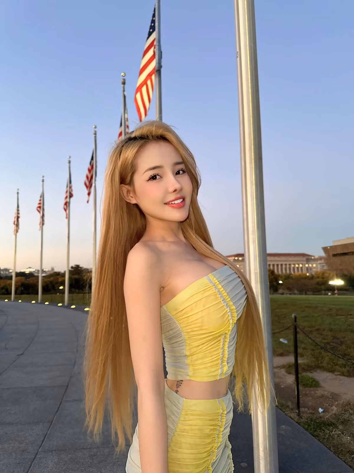 Ngân 98 hiện đang có chuyến lưu diễn đến Hoa Kỳ. Trên trang cá nhân, cô nàng đăng tải loạt ảnh thả dáng ở xứ người, đồng thời tiết lộ về lịch trình bận rộn nên mãi có có tấm ảnh check-in.