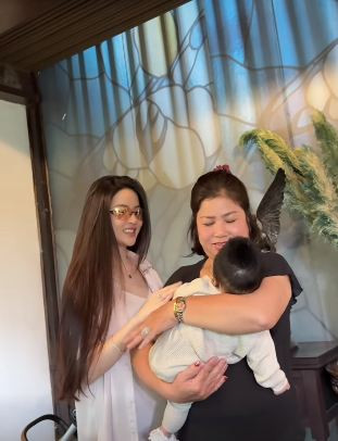 Theo một số hình ảnh được chia sẻ, chuyến đi này ngoài vợ chồng Quang Hải - Chu Thanh Huyền còn có sự đồng hành của bà ngoại bé Lido.