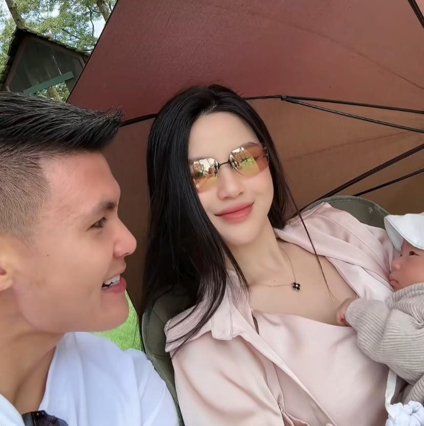 Nhan sắc Chu Thanh Huyền được nhiều người khen chuẩn sắc vóc "gái một con trông mòn con mắt".