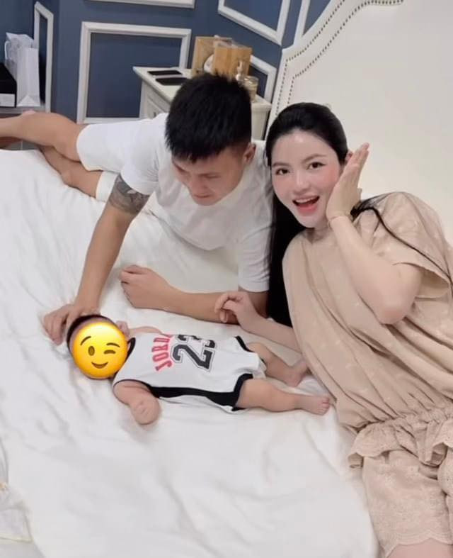 Đến ngày 1/10, Chu Thanh Huyền quyết định công khai hình ảnh góc trực diện của con trai.