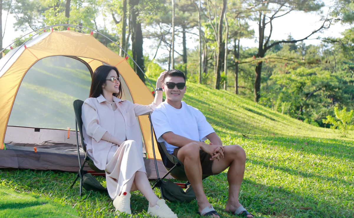 Trong loạt ảnh đăng tải lên trang cá nhân, cặp đôi không ngại trao nhau những hành động tình tứ.