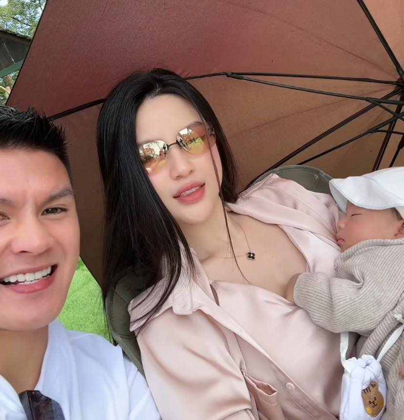 Em bé Lido ngủ ngoan trong vòng tay của mẹ.