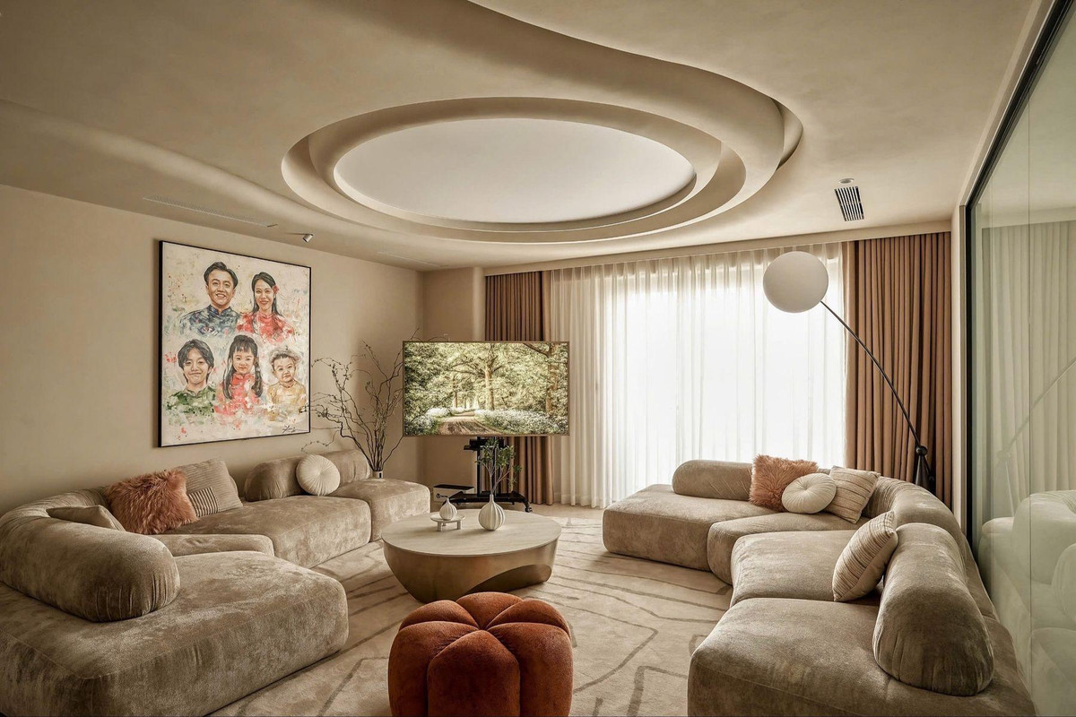 Đây có thể là căn nhà mới của vợ chồng Đàm Thu Trang - Cường Đô La vì ở phòng khách có treo bức ảnh của 2 vợ chồng và 3 người con Subeo, Sutin, Suchin.