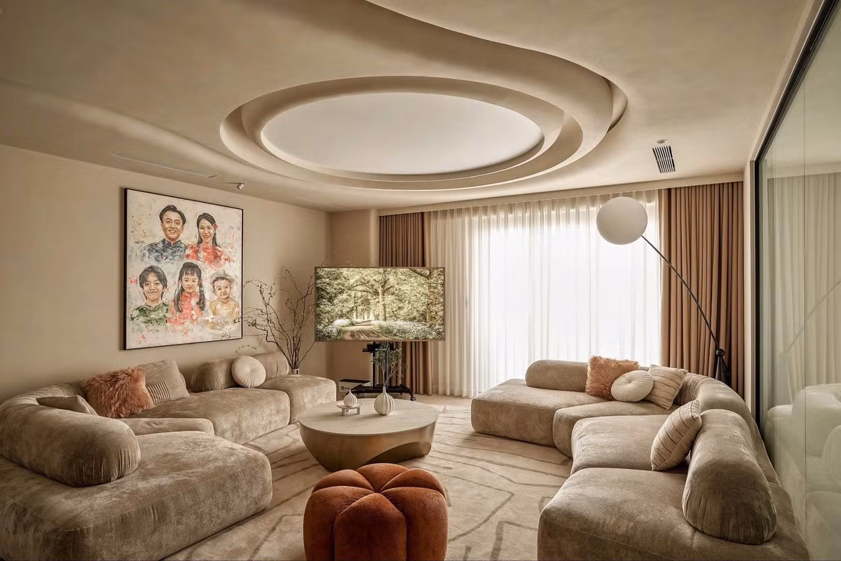 Đây có thể là căn nhà mới của vợ chồng Đàm Thu Trang - Cường Đô La vì ở phòng khách có treo bức ảnh của 2 vợ chồng và 3 người con Subeo, Sutin, Suchin.