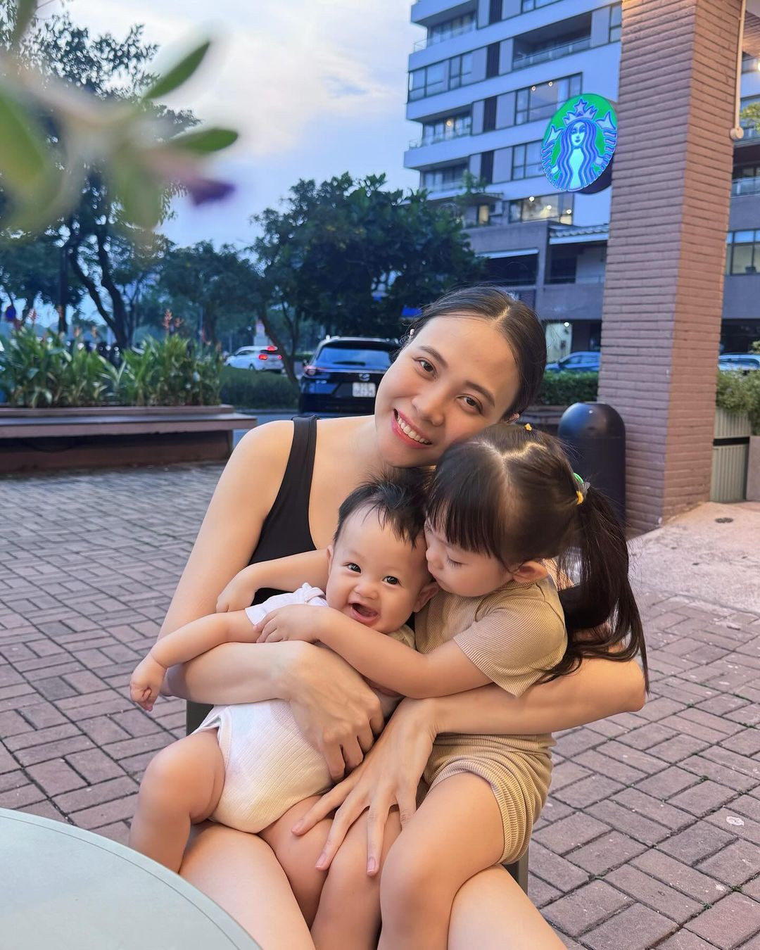 Sau khi về làm dâu nhà đại gia, Đàm Thu Trang lùi xa hào quang showbiz để tập trung vun vén cho gia đình nhỏ.