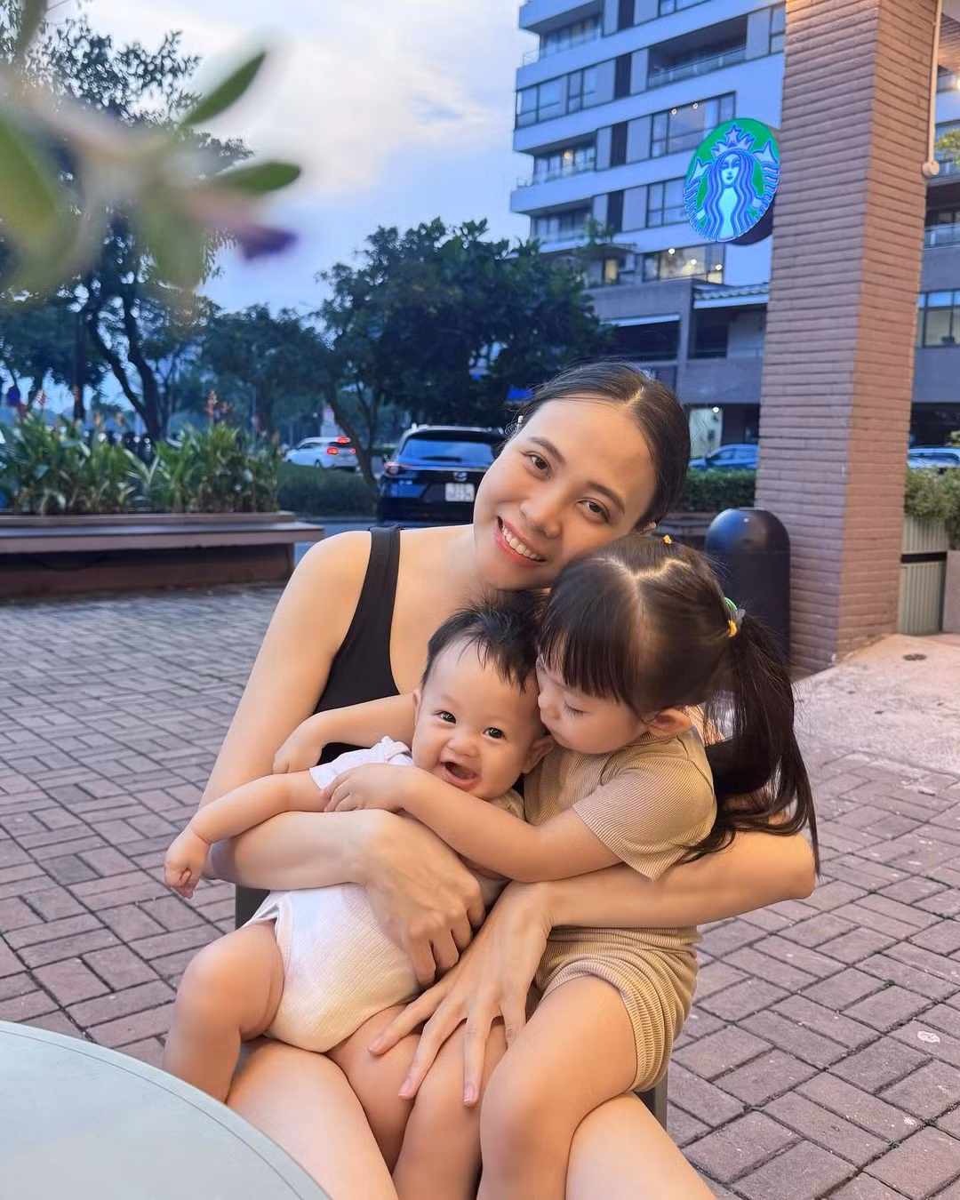 Sau khi về làm dâu nhà đại gia, Đàm Thu Trang lùi xa hào quang showbiz để tập trung vun vén cho gia đình nhỏ.