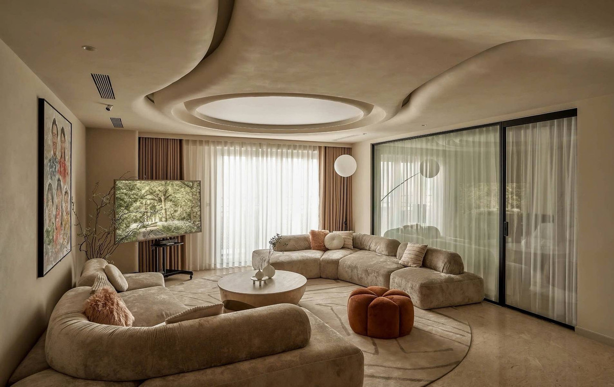 Nhà mới của Đàm Thu Trang có diện tích khá rộng, thiết kế theo phong cách hiện đại, cách bày trí tạo cảm giác ấm cúng.