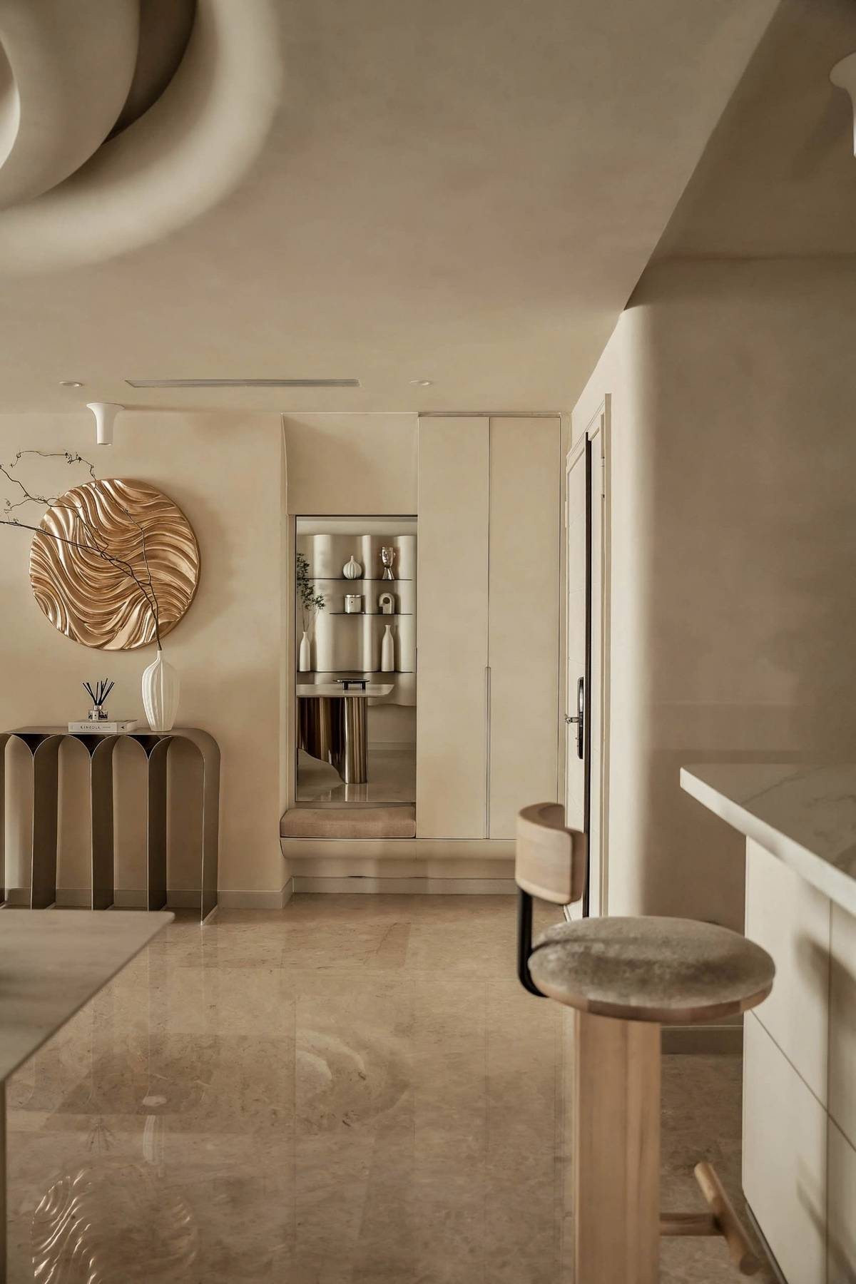 Tone màu tắng sữa - vàng nâu được lấy làm chủ đạo của căn nhà.