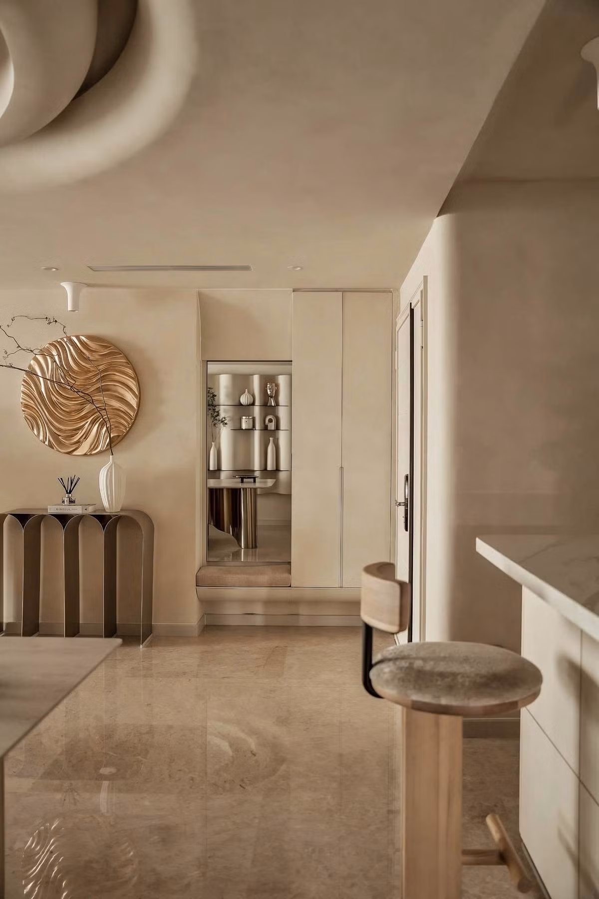 Tone màu tắng sữa - vàng nâu được lấy làm chủ đạo của căn nhà.