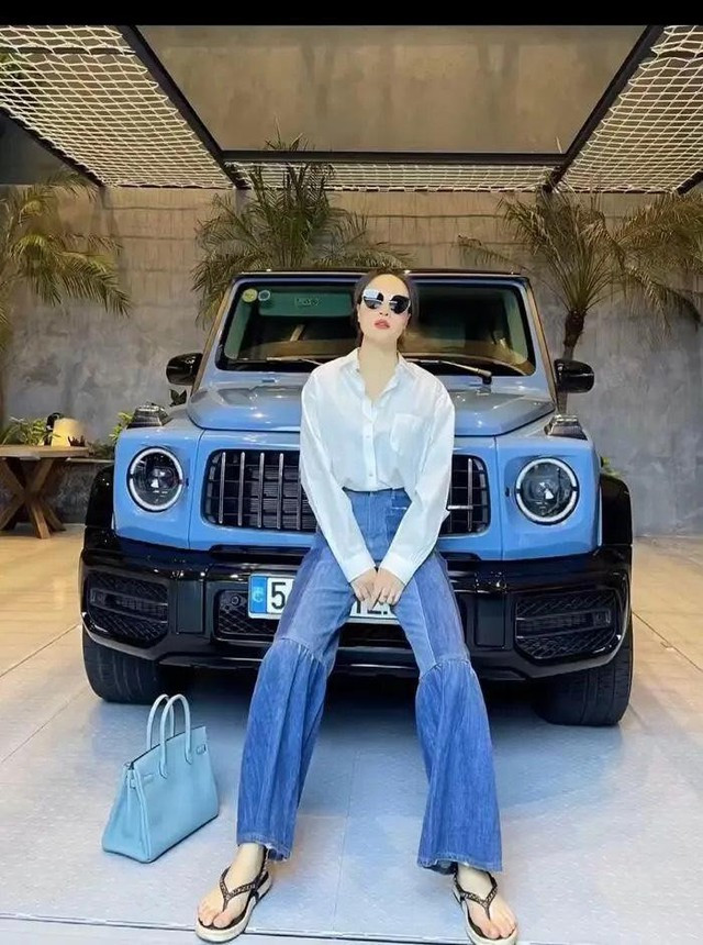 Cường Đôla và Đàm Thu Trang sở hữu nhiều bất động sản với giá trị không phải dạng vừa. Không chỉ vậy, Cường Đô La còn sở hữu bộ sưu tập siêu xe không thua kém ai trong showbiz Việt.