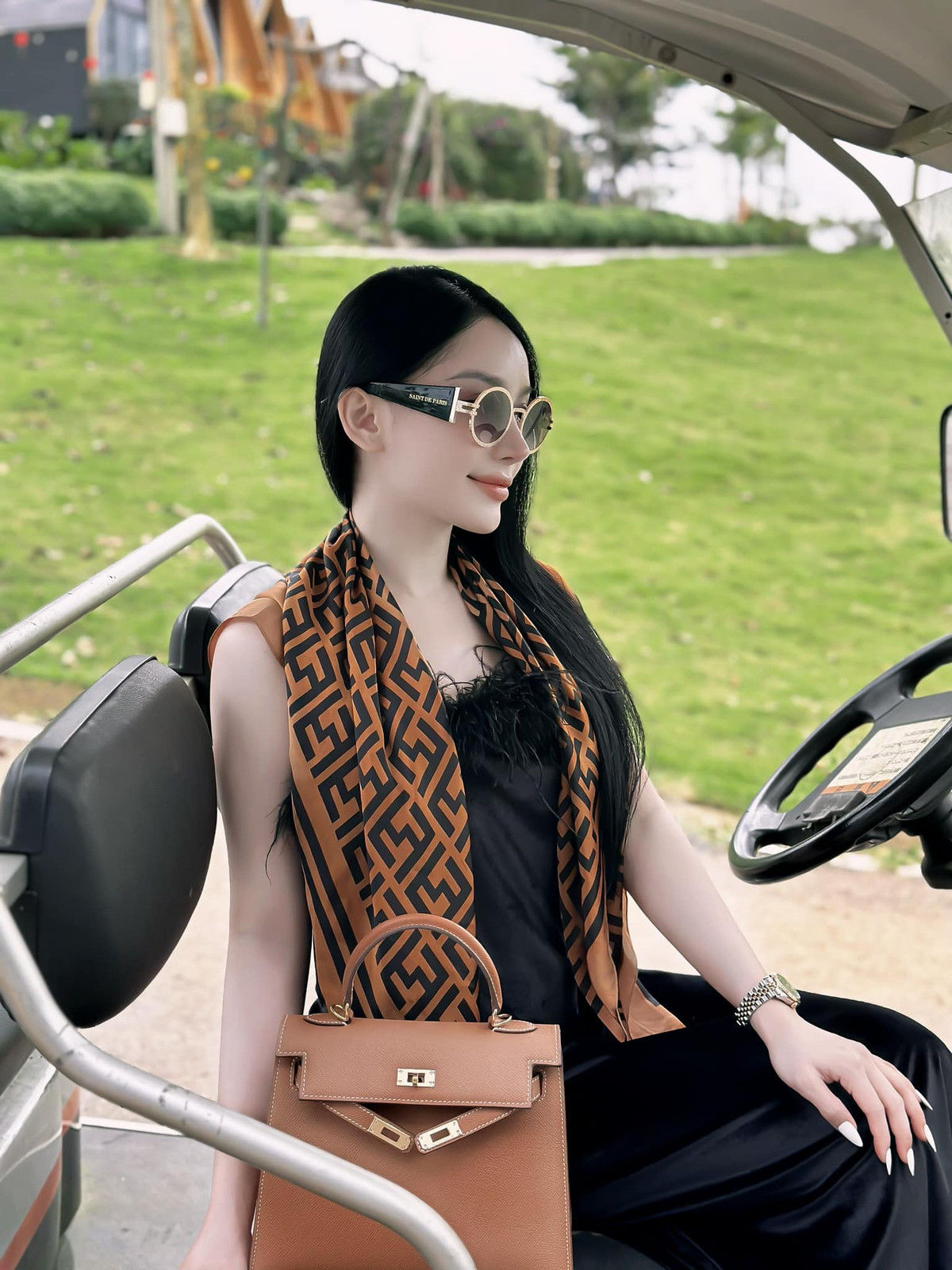 Cô nàng trung thành với phong cách gợi cảm và ngày càng táo bạo hơn.