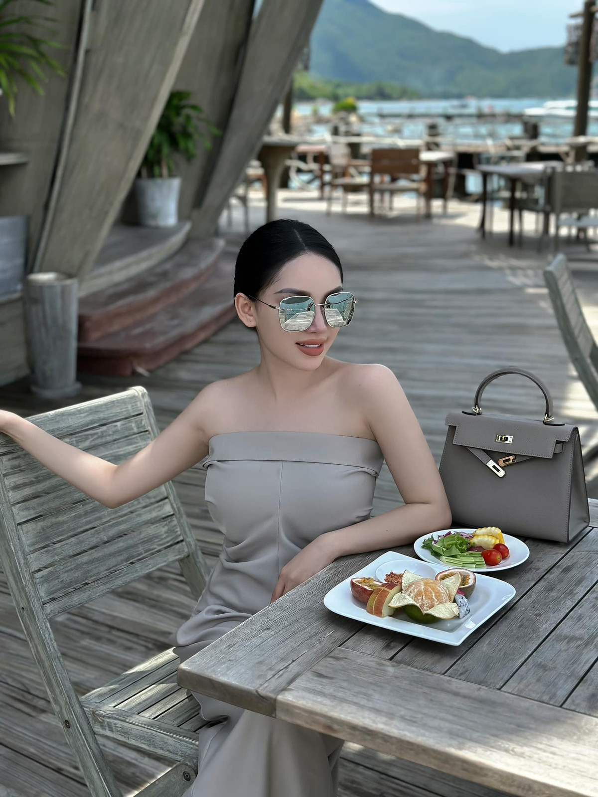 Hot girl Gia Lai thường xuất hiện với hình ảnh sang chảnh, quyến rũ, du lịch đến những địa điểm nổi tiếng, sang trọng.