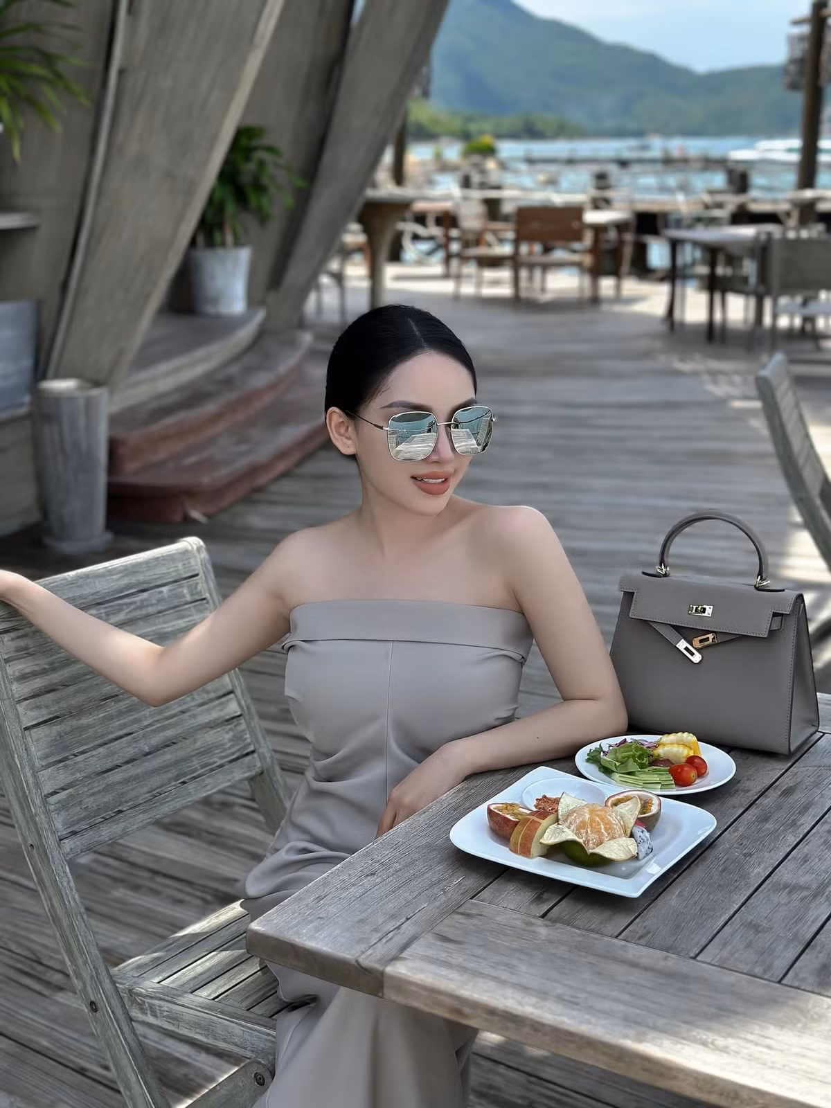 Hot girl Gia Lai thường xuất hiện với hình ảnh sang chảnh, quyến rũ, du lịch đến những địa điểm nổi tiếng, sang trọng.