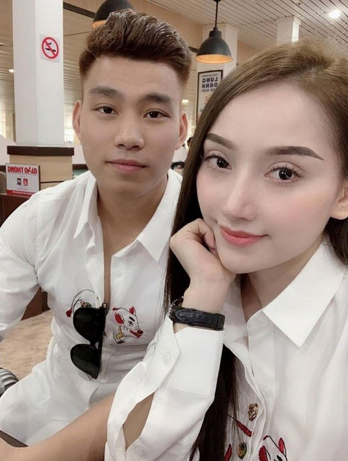 Văn Thanh không ngần ngại nhiều lần "khoe khoang" tình yêu với những lời lẽ mùi mẫn trên mạng xã hội cùng ảnh đôi của cả 2.