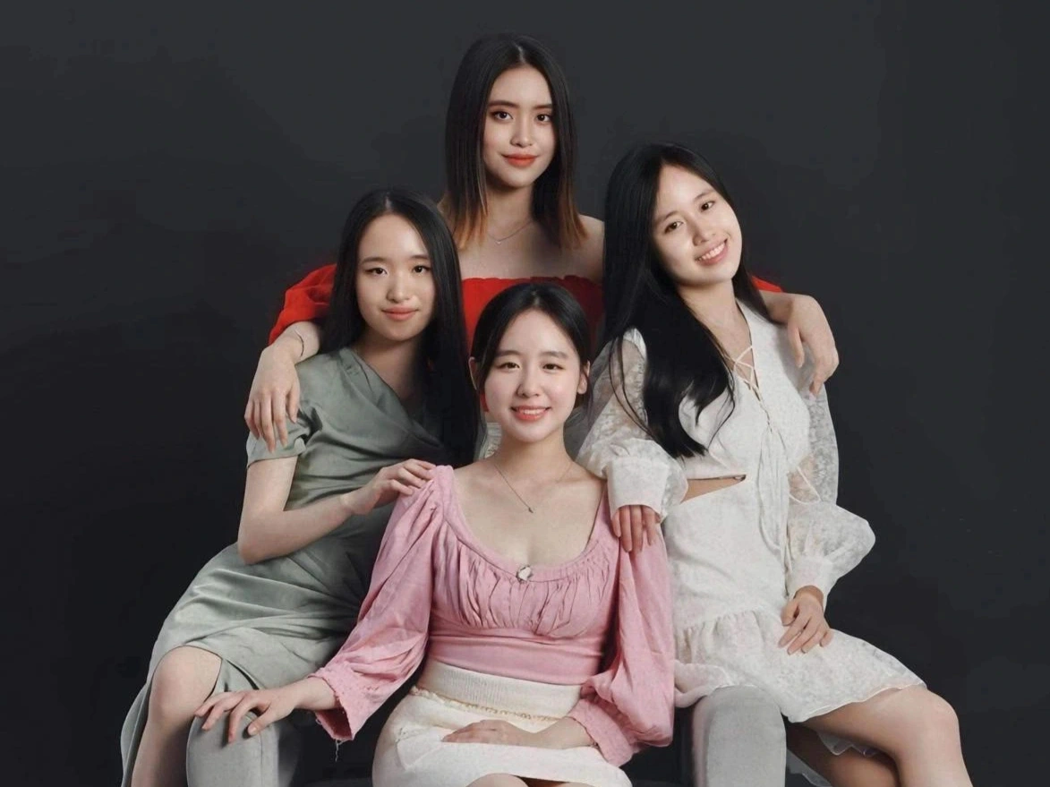 Linh Lan và các chị em có mối quan hệ thân thiết, là những người bạn bên cạnh nhau mọi lúc, luôn chia sẻ mọi buồn vui trong cuộc sống.