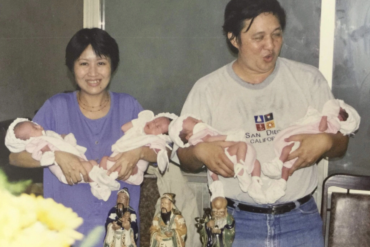 4 chị em ra đời bằng phương pháp thụ tinh ống nghiệm tại Việt Nam hồi năm 2001. 4 chị em cùng phôi thai trong bụng mẹ và ra đời cùng ngày cùng tháng cùng năm, nhưng khác trứng. Vì thế, diện mạo của 4 người có sự khác biệt.