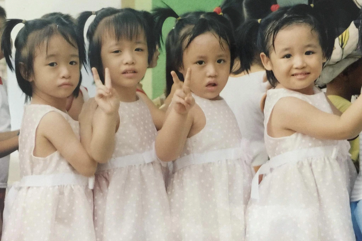 Trộm vía 4 chị em được sinh ra khỏe mạnh. Bố mẹ cô cũng thường xuyên mua đồ giống nhau cho cả 4 chị em.