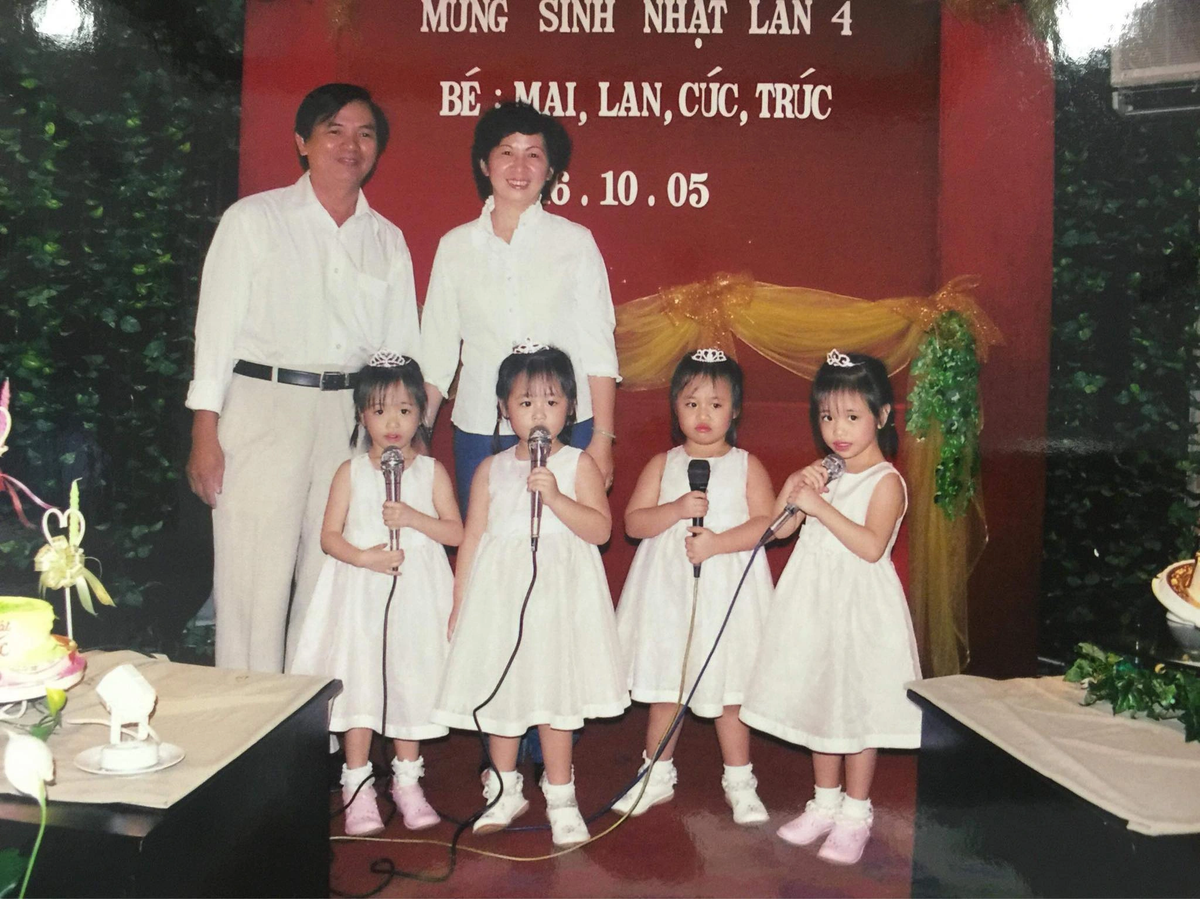 Mnag thai sinh 4 là điều không hề dễ dàng. Trong quá trình mang thai, mẹ của Linh Lan ăn uống ít nên người khá ốm yếu. Trong khi đó, bụng của bà lại to đến mức khiến bà đi đứng khó khăn.