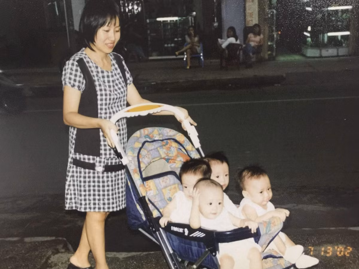 Điều đặc biệt, bố của Linh Lan là bác sỹ và trực tiếp có mặt trong ca phẫu thuật của mẹ cô. Khi cả bốn đứa con ra đời, ông hồi hộp xen lẫn vui mừng.