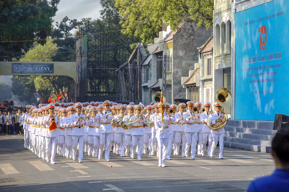 Trong phần mở đầu, buổi lễ chào cờ đầu tiên tại Hà Nội vào ngày 10/10/1954, sau khi Thủ đô được giải phóng được tái hiện. Trong không khí trang trọng, khoảng 10.000 đại biểu cùng tham dự hát vang Quốc ca, tạo nên một khoảnh khắc đặc biệt thiêng liêng, thể hiện lòng tự hào dân tộc và khát vọng hòa bình.