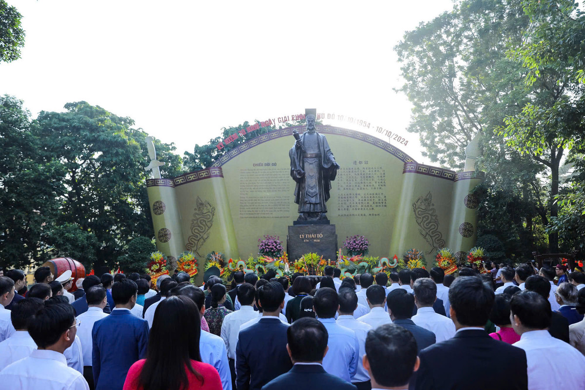 Thủ tướng Phạm Minh Chính, Thường trực Ban Bí thư Lương Cường cùng các đồng chí lãnh đạo Trung ương và thành phố Hà Nội đã dâng hương tại tượng đài Vua Lý Thái Tổ, mở đầu "Ngày hội Văn hóa vì hòa bình", diễn ra tại phố đi bộ hồ Gươm.
