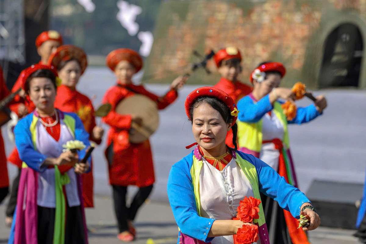 Màn diễu hành giới thiệu nghệ thuật trình diễn dân gian, những di sản diễn xướng dân gian tiêu biểu của Hà Nội như: Ca trù, hát xẩm, hát múa Ải Lao, rối nước, rối cạn... cũng thu hút sự chú ý của đông đảo người dân và du khách.