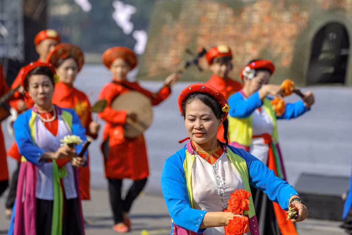 Màn diễu hành giới thiệu nghệ thuật trình diễn dân gian, những di sản diễn xướng dân gian tiêu biểu của Hà Nội như: Ca trù, hát xẩm, hát múa Ải Lao, rối nước, rối cạn... cũng thu hút sự chú ý của đông đảo người dân và du khách.