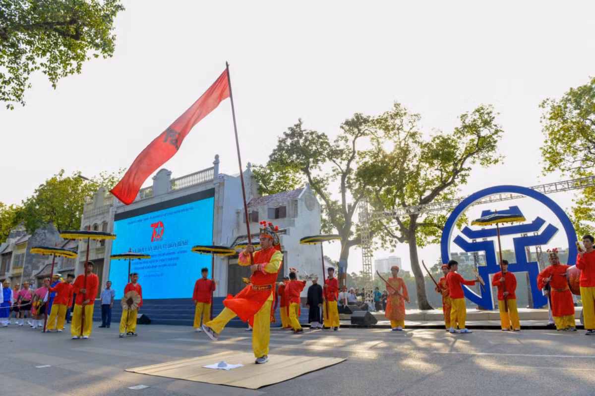 Các màn trình diễn Trống hội Thăng Long đến từ những người dân huyện Thanh Trì; Múa Cờ - nghiềm quân Hội Quán Giá, Yên Sở đến từ huyện Hoài Đức; Múa rồng lân đến từ huyện Thanh Oai.. khiến người xem vô cùng mãn nhãn.