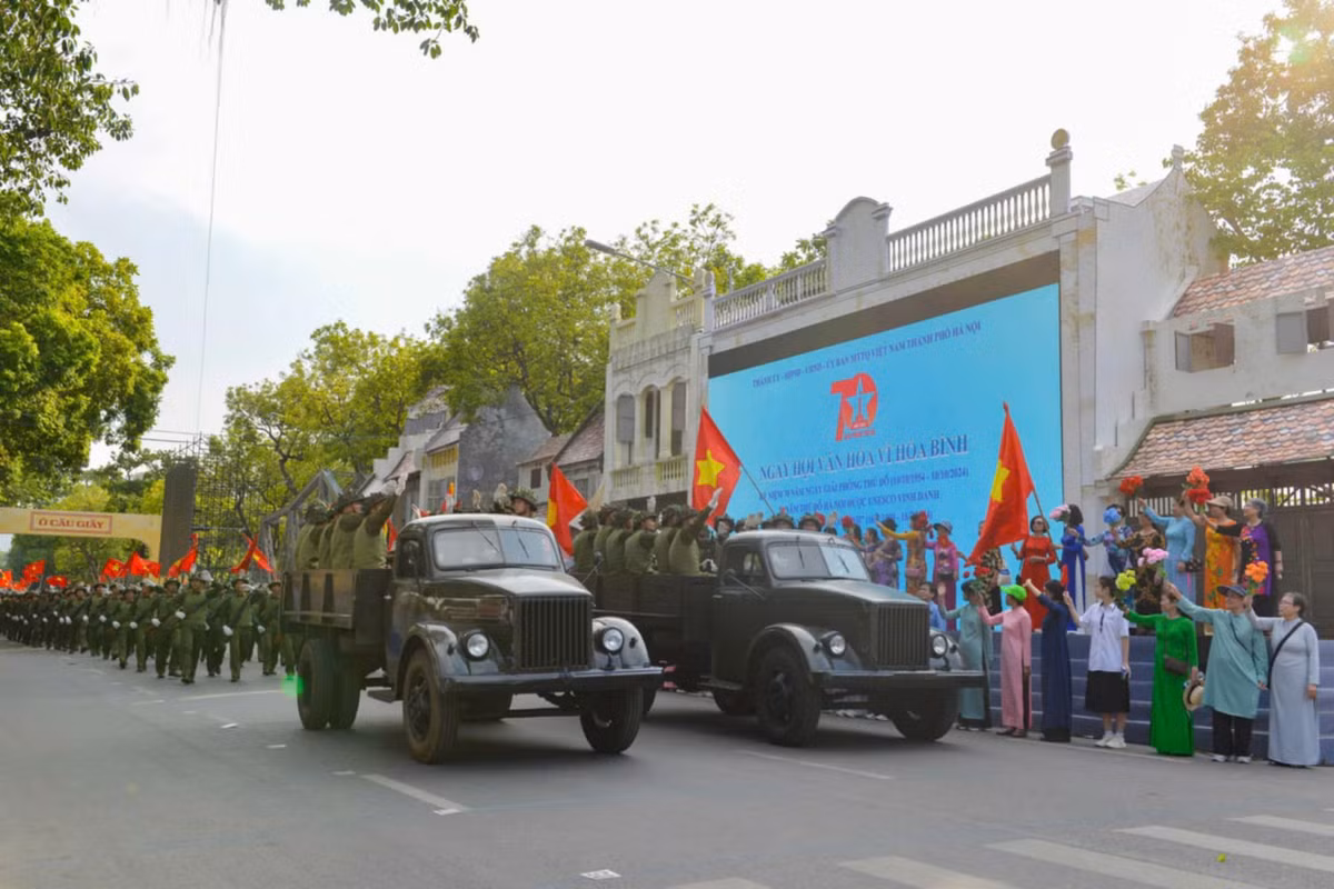 Mở đầu, dàn kèn Quân nhạc Bộ Công an trình diễn “Khải hoàn ca” chào đón đoàn quân trở về giải phóng Thủ đô, tiếp đó là liên khúc “Tiến về Hà Nội - Sẽ về Thủ đô”, “Ngày về chiến thắng” do đoàn quân nhạc Bộ Công an biểu diễn”, ca khúc “Hà Nội niềm tin và hy vọng” do ca sĩ Trọng Tấn thể hiện.