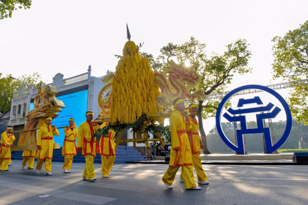 Không chỉ có vậy, chương trình còn diễn ra các màn trình diễn giới thiệu tục thờ, lễ hội Tản viên Sơn Thánh, hay giới thiệu về tín ngưỡng thờ Thánh Gióng - Phù Đổng Thiên Vương.