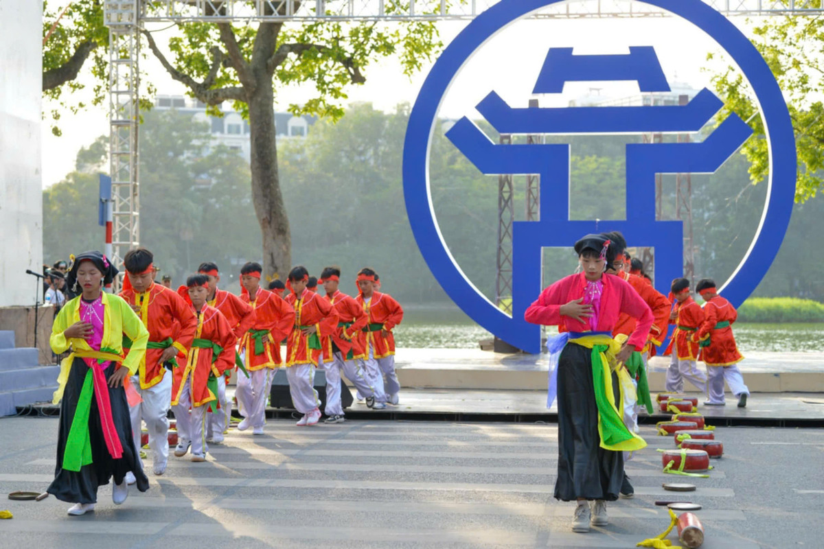 Sau thực cảnh tái hiện 'Ngày về chiến thắng', chương trình tiếp tục với phần 2 “Hà Nội – dòng chảy di sản”. Những nét đặc sắc nhất của hơn 1.000 năm lịch sử Thăng Long - Hà Nội đã được thể hiện trên phố đi bộ Hoàn Kiếm.
