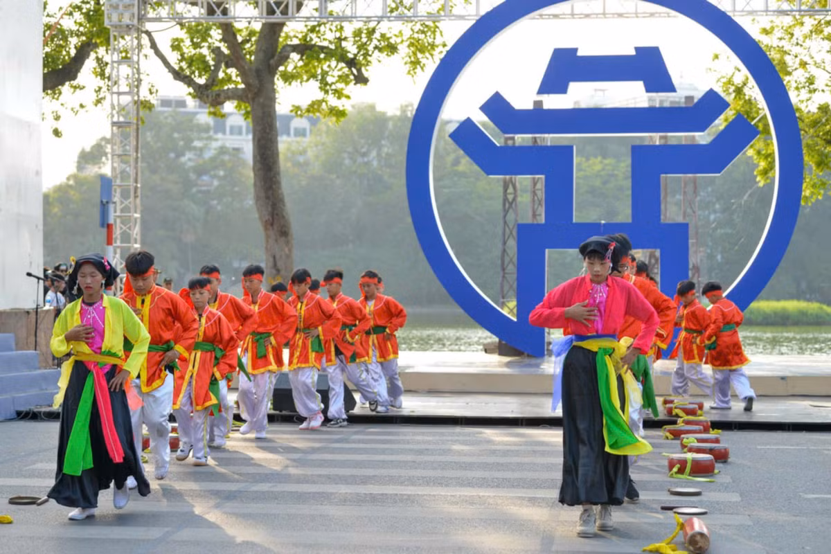 Sau thực cảnh tái hiện 'Ngày về chiến thắng', chương trình tiếp tục với phần 2 “Hà Nội – dòng chảy di sản”. Những nét đặc sắc nhất của hơn 1.000 năm lịch sử Thăng Long - Hà Nội đã được thể hiện trên phố đi bộ Hoàn Kiếm.