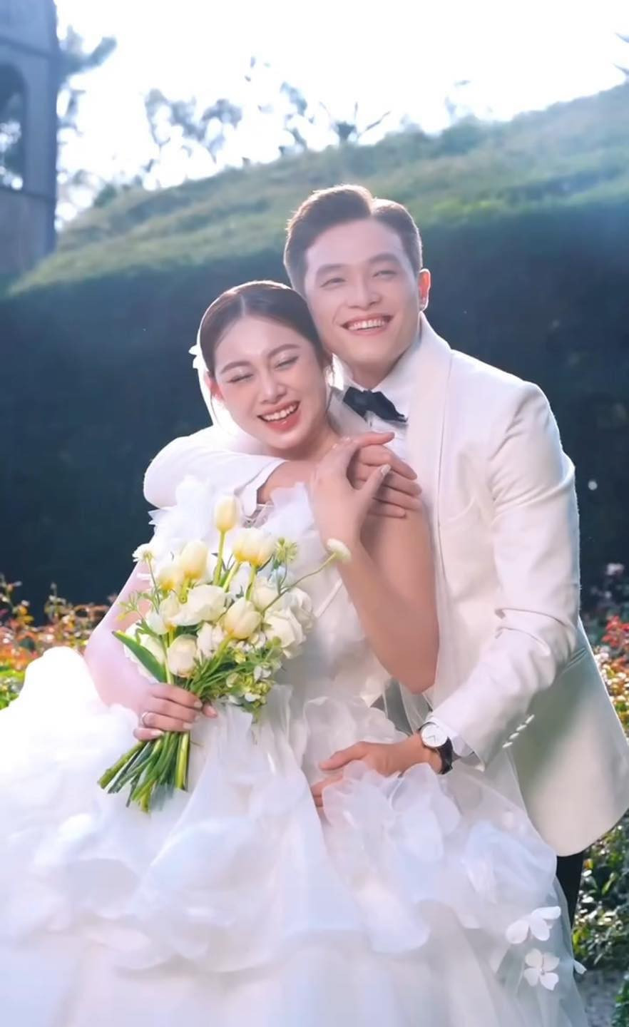 Cuối cùng cô nàng cũng khoác lên mình chiếc váy cô dâu trong bộ ảnh cưới.