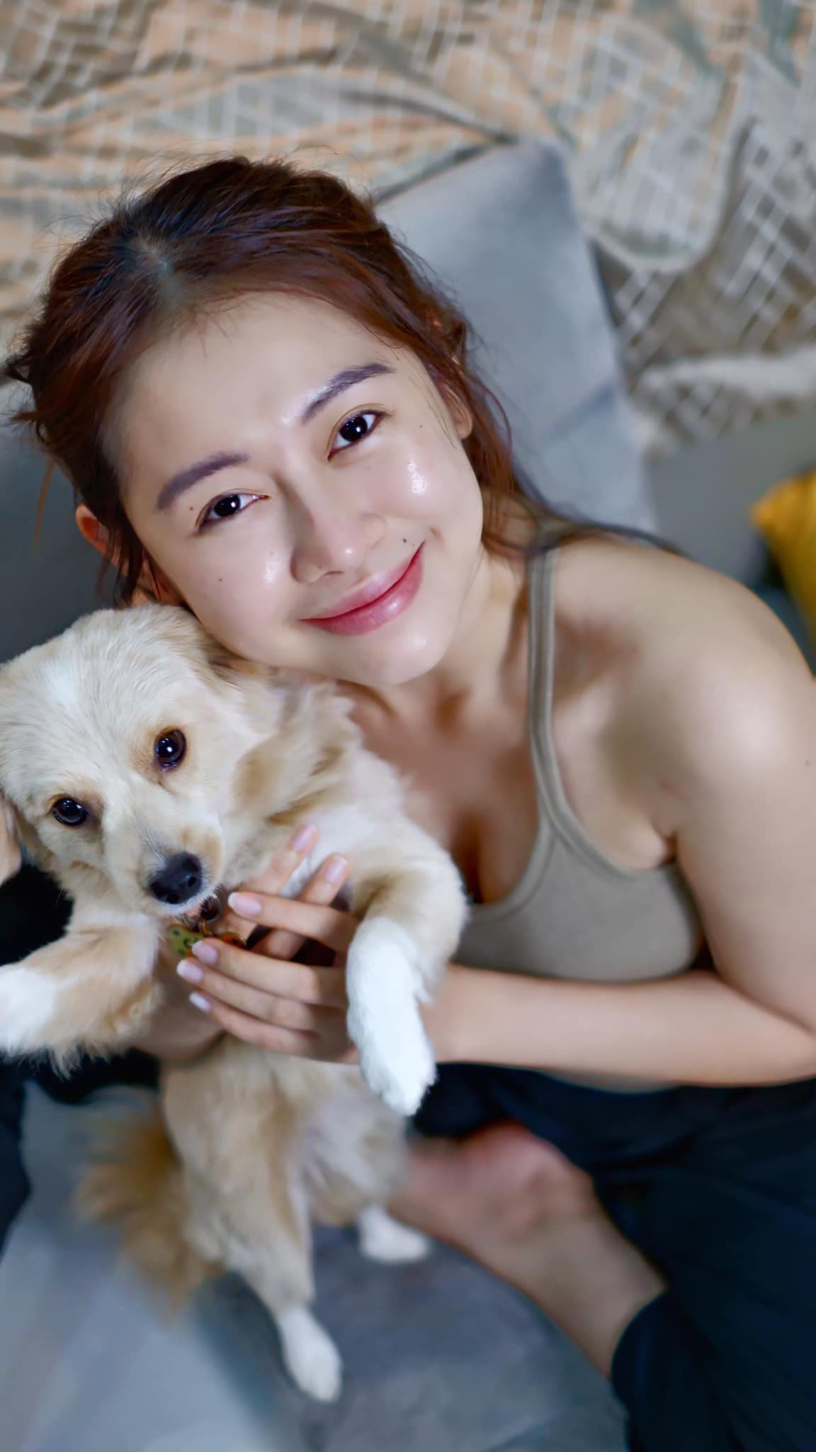 Việt Phương Thoa sinh năm 1998, nổi tiếng và được yêu thích nhờ những video diễn xuất trong các phim ngắn, hoặc những video tình huống hài hước.