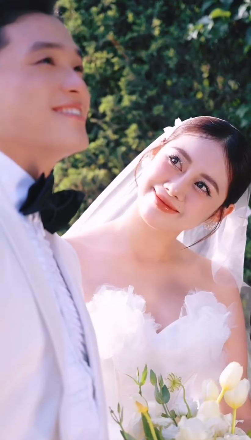 Nàng Tiktoker trong chiếc váy cưới ánh lên nét rạng ngời, hạnh phúc.