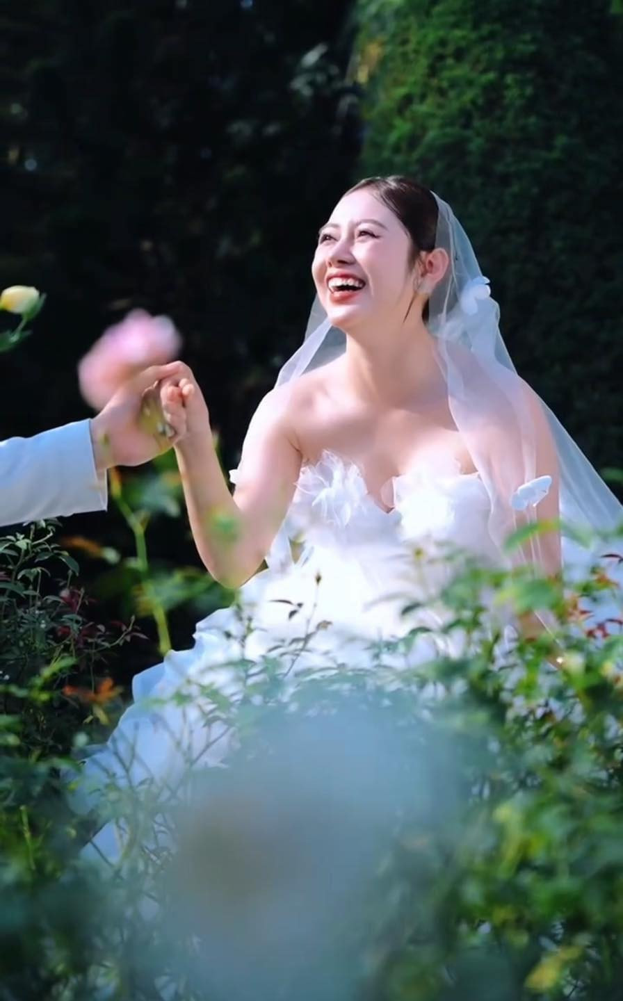 Chỉ sau ít giờ đăng tải, loạt ảnh cưới đã thu hút hơn 1 triệu lượt xem và hàng trăm nghìn bình luận bày tỏ sự bất ngờ và cũng không quên gửi lời chúc phúc tới cặp đôi.