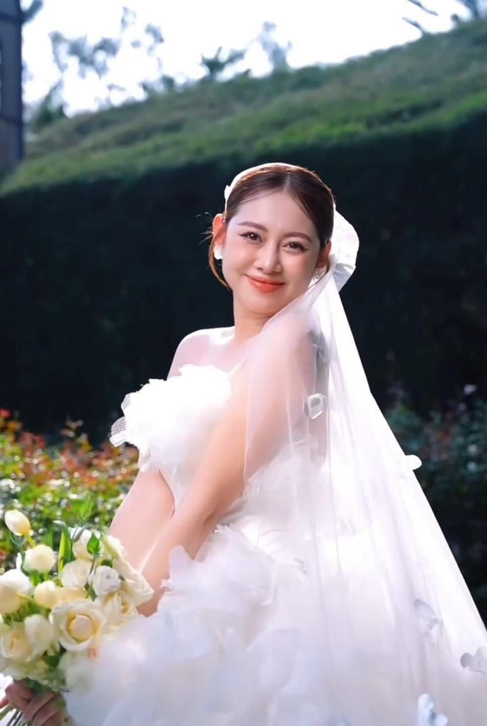 Mới đây trên trang cá nhân, nàng Tiktoker đã "đánh úp" người theo dõi với bộ ảnh cưới đẹp như mơ. Cô hạnh phúc chia sẻ: “Cái kết của 6 năm yêu nhau. Chúng ta chính thức có danh phận để chăm sóc gia đình của nhau".