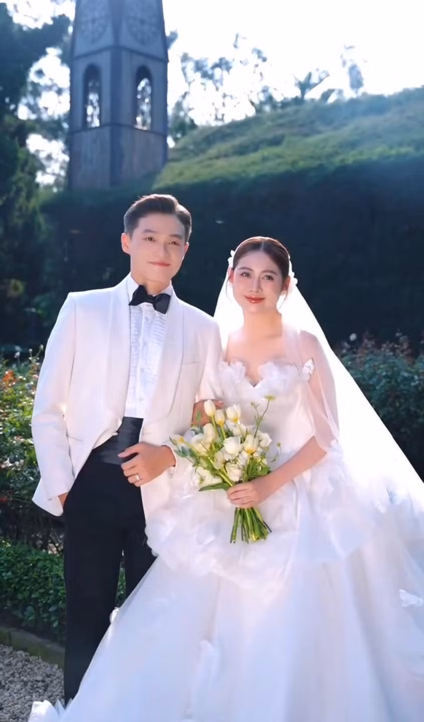 Việt Phương Thoa khiến nhiều người ngưỡng mộ với tình yêu lâu năm. Không ít lần fan của cô nàng réo lời mong muốn một đám cưới của cặp đôi này, thế nhưng Phương Thoa vẫn chưa lên tiếng về thời gian cả 2 về chung nhà.