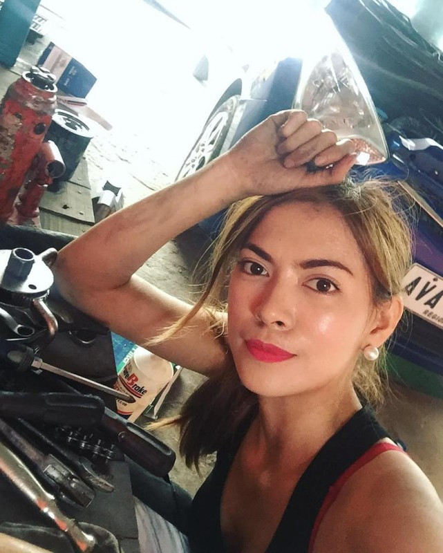 Công việc sửa chữa xe đòi hỏi người làm có sức khỏe tốt để có thể thao tác tháo lắp các chi tiết, chính vì vậy không nhiều bóng hồng lựa chọn nghề nghiệp này để gắn bó. Chính vậy loạt ảnh một cô gái xinh đẹp gợi cảm check-in trong gara ô tô với việc sửa chữa khiến nhiều người vô cùng bất ngờ.