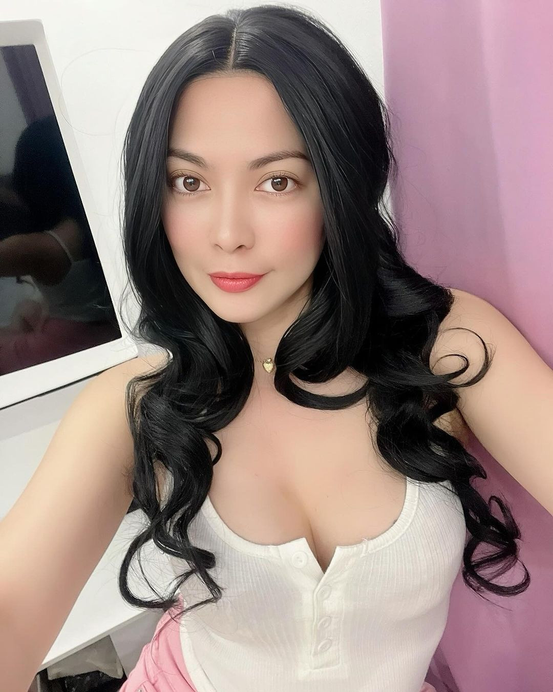 Thậm chí, nhiều người thừa nhận cô gái người Philippines là nữ thợ máy hot nhất MXH. (Ảnh: IGNV)