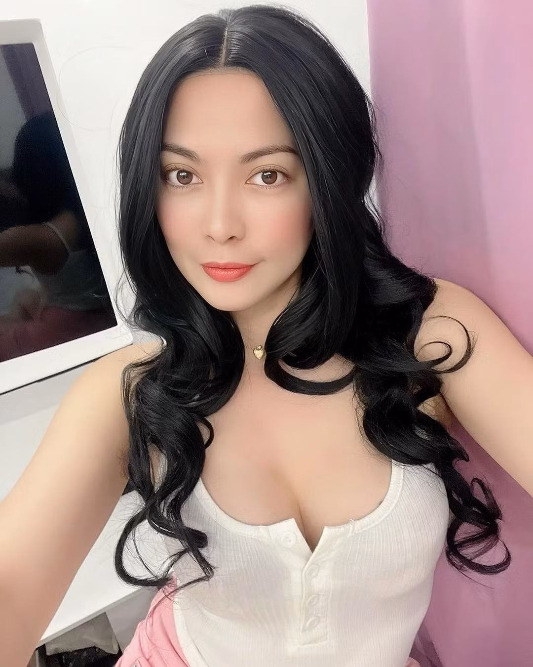 Thậm chí, nhiều người thừa nhận cô gái người Philippines là nữ thợ máy hot nhất MXH. (Ảnh: IGNV)