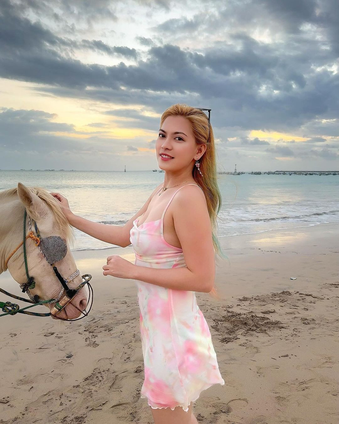 Trên trang cá nhân, mỹ nhân người Philippines thường đăng tải những hình ảnh cuộc sống hằng ngày.