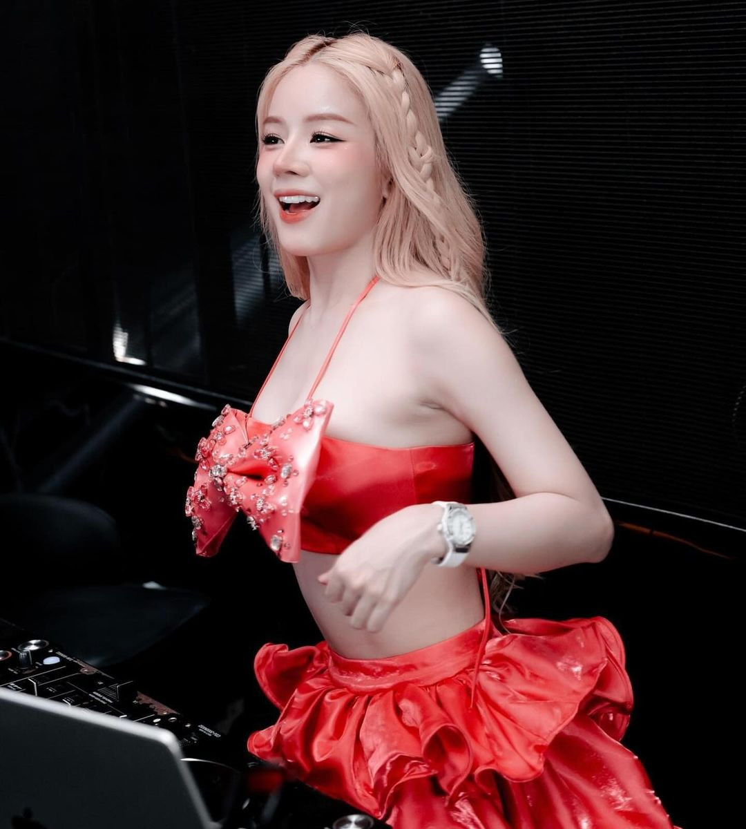 Mie cũng thường xuyên làm mới hình ảnh của mình trong nhiều phong cách khác nhau. (Ảnh: IGNV)