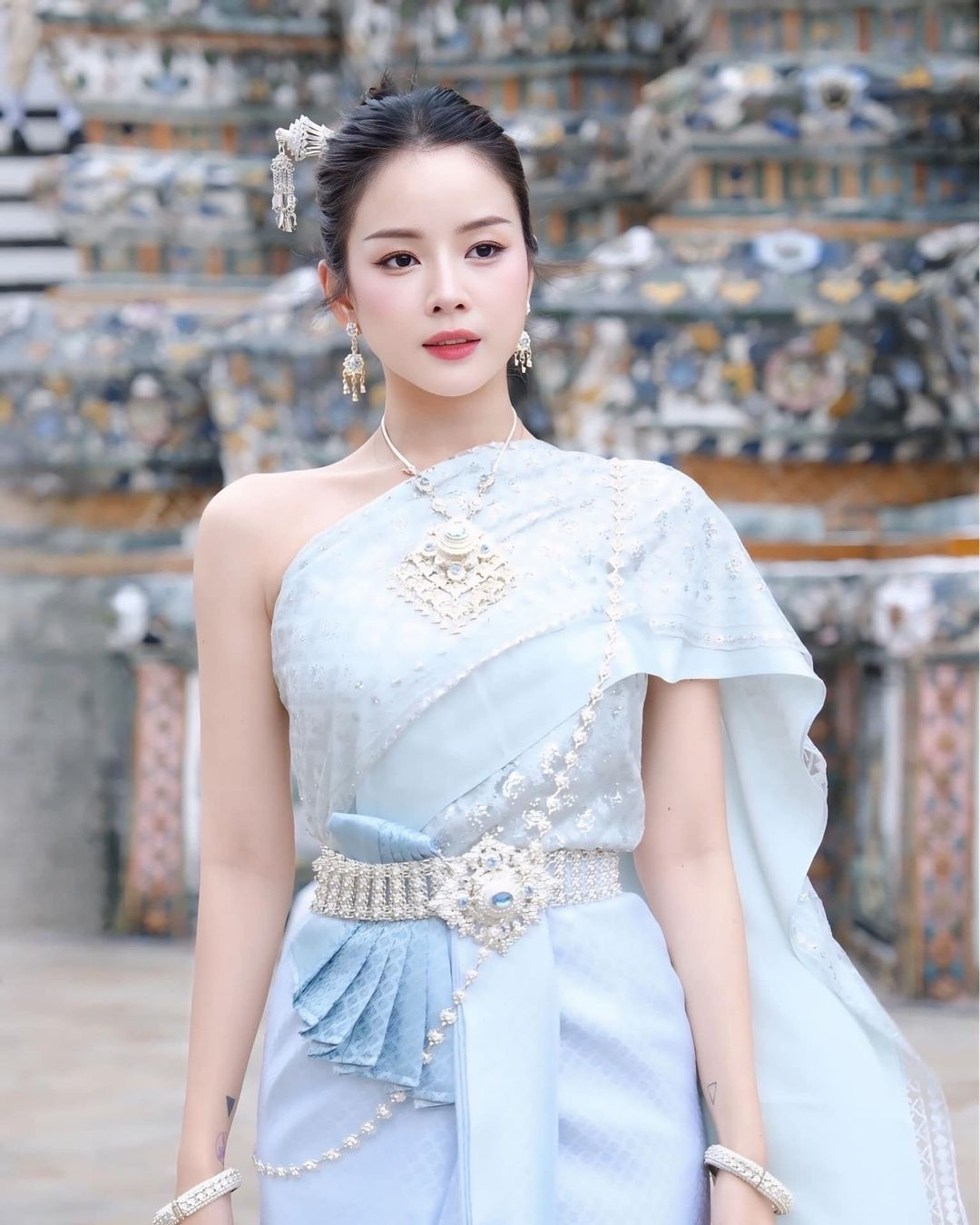 Đây không phải là lần đầu tiên cô nàng DJ Việt này khoe dáng trong trang phục truyền thống Thái Lan, trước đó vào tháng 3 năm nay, trong chuyến đi đến xứ Chùa Vàng, cô nàng cũng đã khoe sắc trong bộ "chut thai".