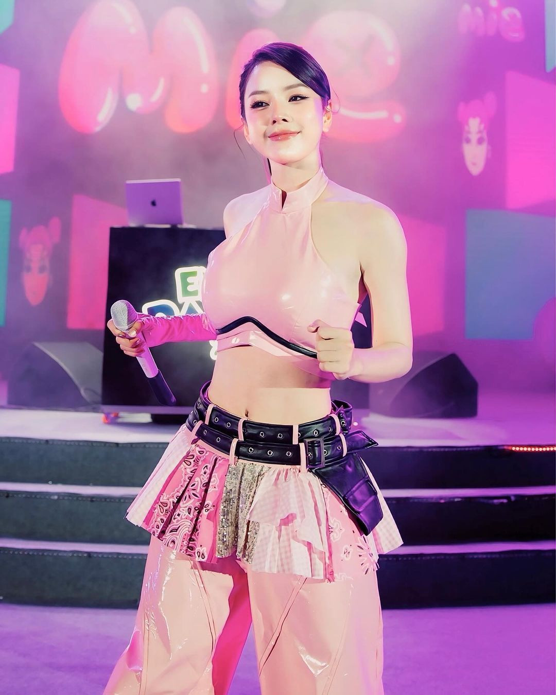 Cô nàng sở hữu nhan sắc xinh đẹp, ngọt ngào cùng thân hình chuẩn chỉnh.