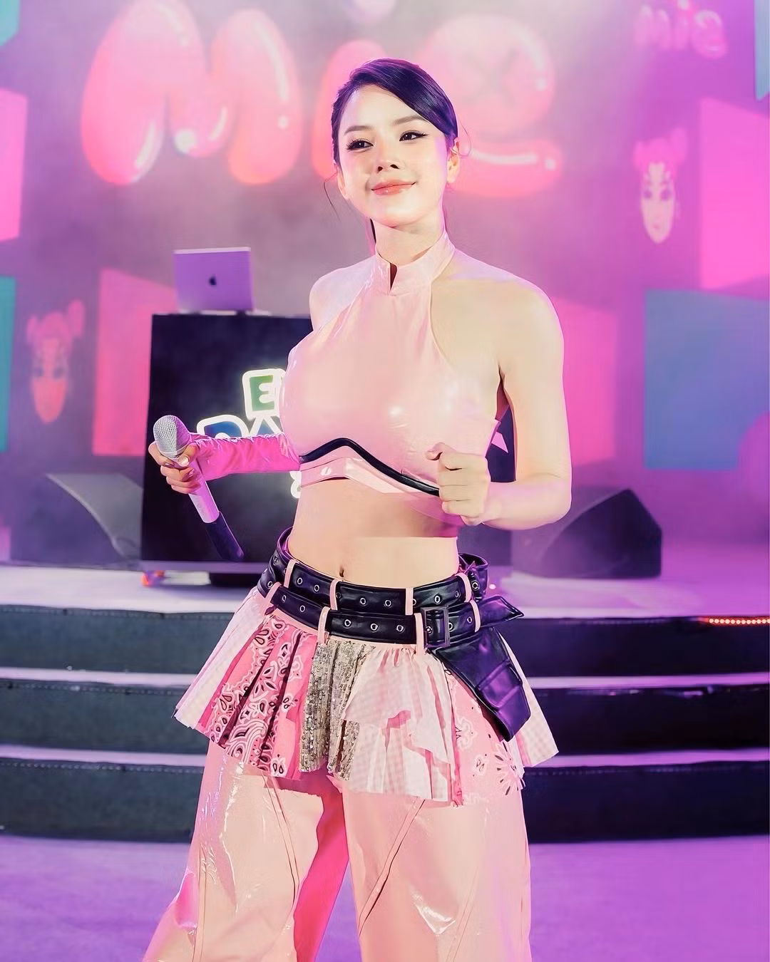 Cô nàng sở hữu nhan sắc xinh đẹp, ngọt ngào cùng thân hình chuẩn chỉnh.