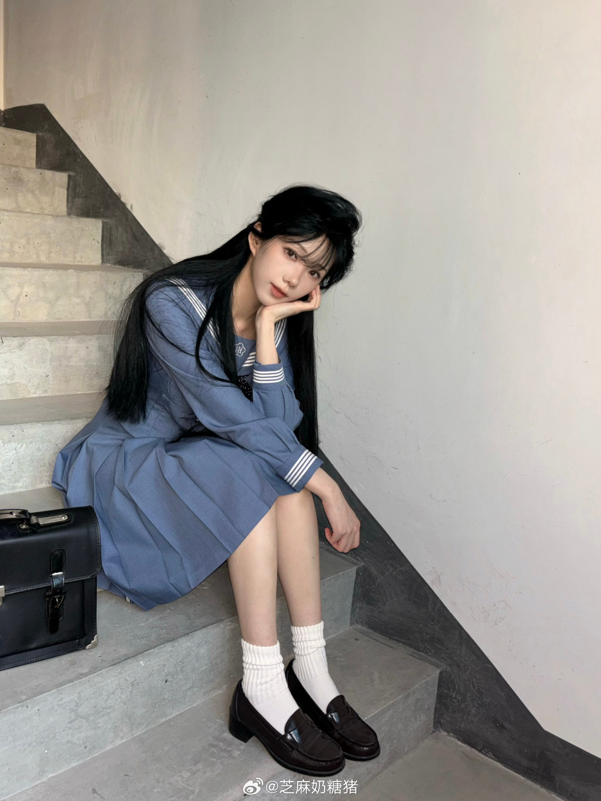 Bên cạnh đó, hot girl này còn ghi điểm với phong cách nữ tính, dịu dàng thướt tha cùng lối makeup nhẹ nhàng, trang nhã.