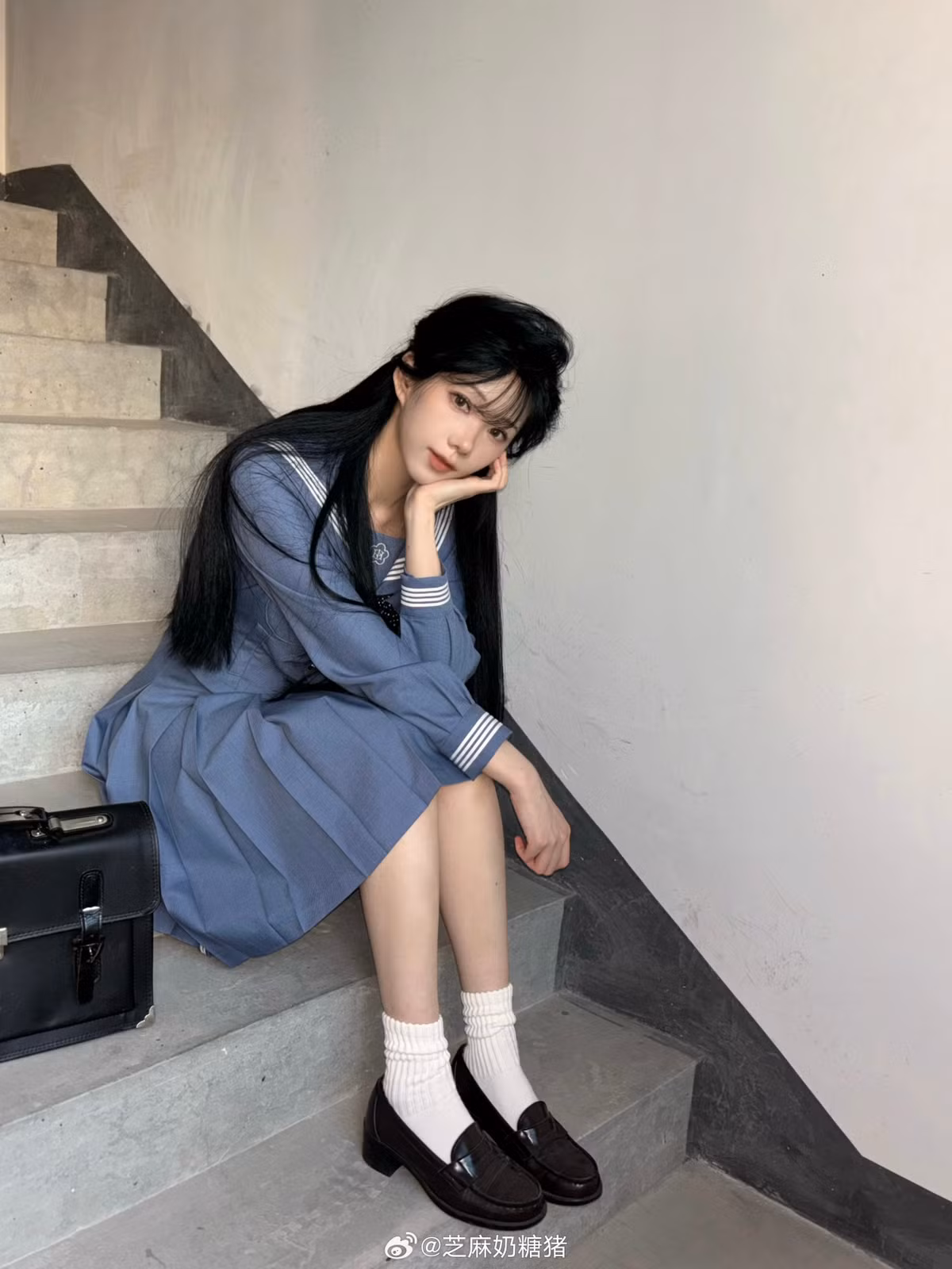 Bên cạnh đó, hot girl này còn ghi điểm với phong cách nữ tính, dịu dàng thướt tha cùng lối makeup nhẹ nhàng, trang nhã.