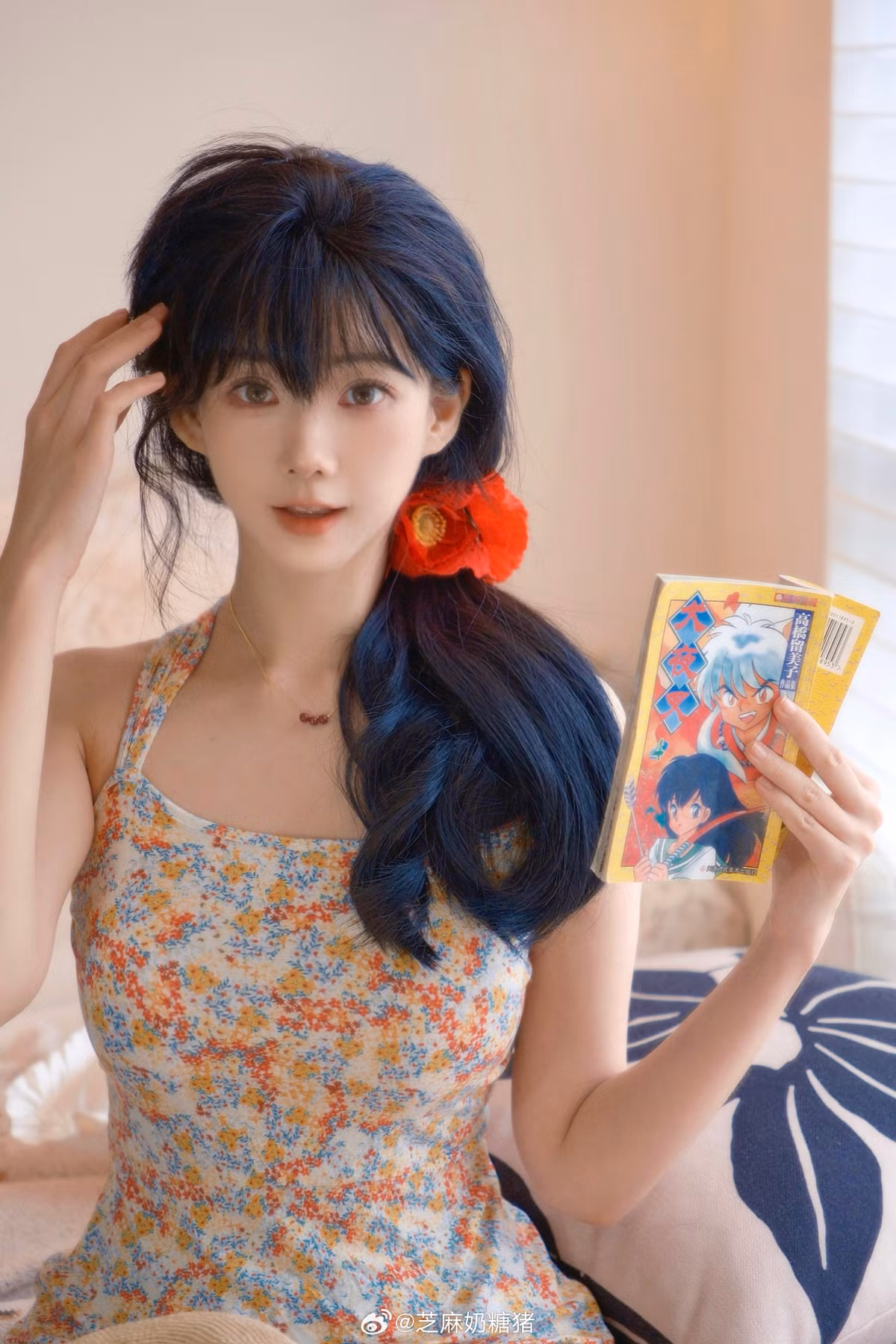 Cô nàng được ví như "nữ thần thanh xuân" trong những hình ảnh đời thường. (Ảnh: Weibo NV)