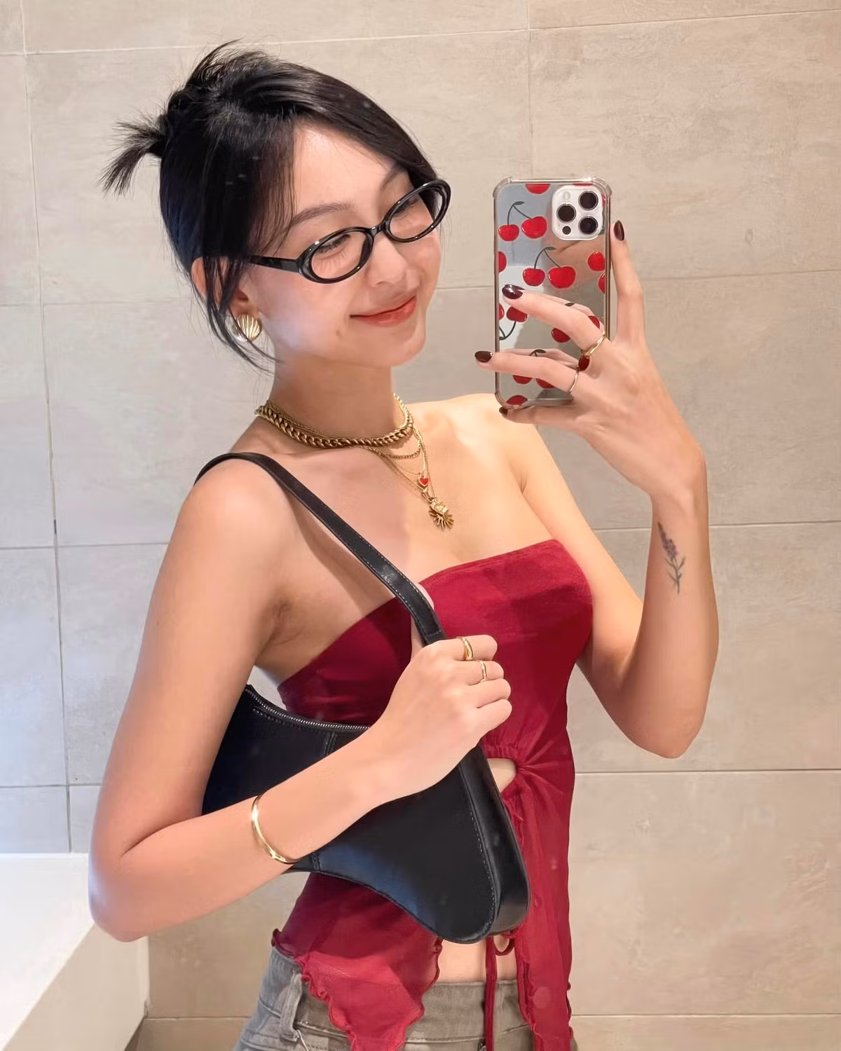 2 má lúm tự nhiên của cô nàng là đặc điểm thu hút từng khiến nhiều chàng trai đổ gục.